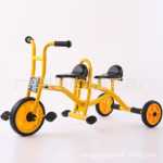 버킷이 달린 유치원 세발자전거의 그림