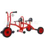 버킷이 달린 유치원 세발자전거의 그림