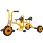 버킷이 달린 유치원 세발자전거의 그림