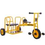 버킷이 달린 유치원 세발자전거의 그림