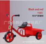 버킷이 달린 유치원 세발자전거의 그림