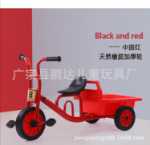 버킷이 달린 유치원 세발자전거의 그림