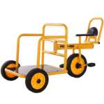 버킷이 달린 유치원 세발자전거의 그림