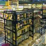 문구 선반 진열대의 그림