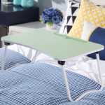 침대 책상 간단한 기숙사 게으른 테이블 노트북 테이블 접이식 작은 테이블 침대의 그림