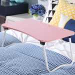 침대 책상 간단한 기숙사 게으른 테이블 노트북 테이블 접이식 작은 테이블 침대의 그림