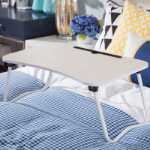 침대 책상 간단한 기숙사 게으른 테이블 노트북 테이블 접이식 작은 테이블 침대의 그림