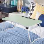 침대 책상 간단한 기숙사 게으른 테이블 노트북 테이블 접이식 작은 테이블 침대의 그림