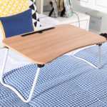 침대 책상 간단한 기숙사 게으른 테이블 노트북 테이블 접이식 작은 테이블 침대의 그림