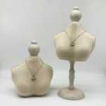 화이트 레이스 목걸이의 그림