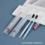 호텔 세면도구호텔 & 비앤비 소모품치약이 포함된 칫솔부드러운 칫솔모 칫솔 세트의 그림