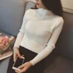 여성용 핏 니트 스웨터의 그림