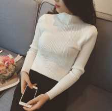 여성용 핏 니트 스웨터의 그림