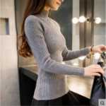 여성용 핏 니트 스웨터의 그림