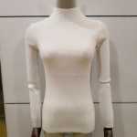 여성용 핏 니트 스웨터의 그림