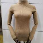 여성용 핏 니트 스웨터의 그림