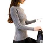 여성용 핏 니트 스웨터의 그림