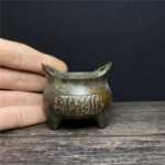 골동품 구리 세 다리 향로의 그림