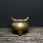 골동품 구리 세 다리 향로의 그림