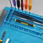 휴대폰 컴퓨터 디지털 수리 작업 매트의 그림