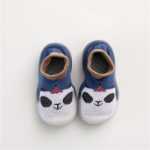 아기 유아 신발의 그림