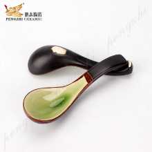 일본식 세라믹 숟가락의 그림