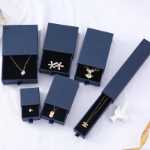 주얼리 귀걸이 발찌 반지 선물 상자의 그림