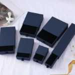 주얼리 귀걸이 발찌 반지 선물 상자의 그림