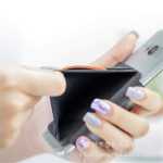 휴대폰 뒷면 스티커의 그림