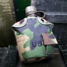 야외 캠핑용 물병의 그림