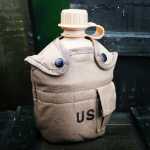 야외 캠핑용 물병의 그림