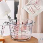 눈금이 있는 대용량 유리 계량컵의 그림