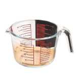 눈금이 있는 대용량 유리 계량컵의 그림