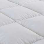 호텔 비앤비 침구 보호 패드의 그림