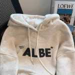 벨벳 프린트 스웨터의 그림