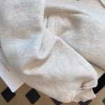 벨벳 프린트 스웨터의 그림