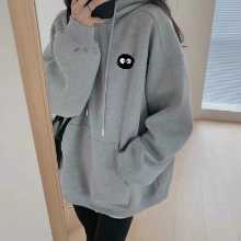 벨벳 프린트 스웨터의 그림