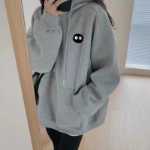 벨벳 프린트 스웨터의 그림