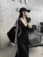 스트라이프 브이넥 긴팔 티셔츠의 그림