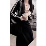 스트라이프 브이넥 긴팔 티셔츠의 그림