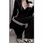 스트라이프 브이넥 긴팔 티셔츠의 그림