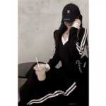 스트라이프 브이넥 긴팔 티셔츠의 그림