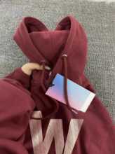 아메리칸 레트로 버건디 후드 스웨트의 그림