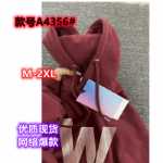 아메리칸 레트로 버건디 후드 스웨트의 그림