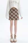 레드 체크 무늬 스커트의 그림