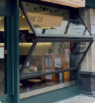 위아래 접이식 창 알루미늄 합금 창 전체 여닫이 창 커피 밀크티 샵 주방 리프트 자동 창 위아래 창의 그림