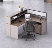 스크린 직원 사무실 책상 간단한 현대 직원 좌석 테이블과 의자 조합의 재무실 가구 작업장의 그림